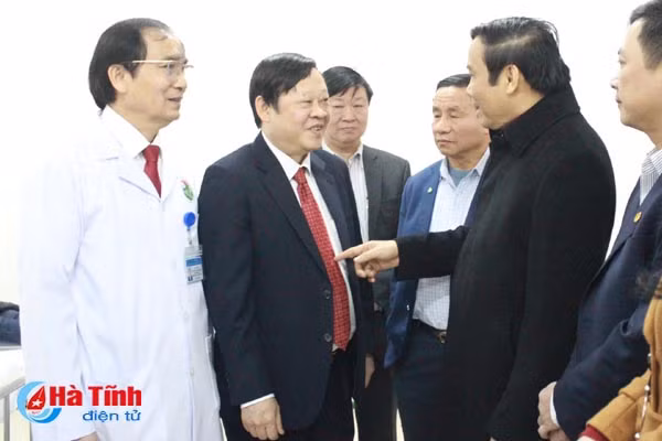 lanh dao ban nganh trung uong tinh ha tinh tang qua tet benh nhan dang dieu tri tai bvdk tinh