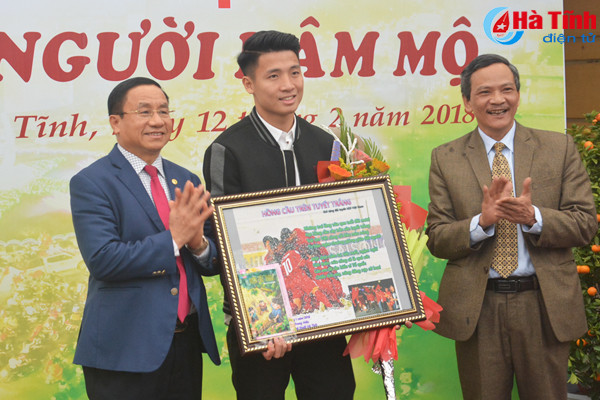 ha tinh trien lam cuoc thi anh bong da viet nam trong long nguoi ham mo