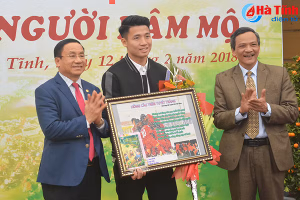 ha tinh trien lam cuoc thi anh bong da viet nam trong long nguoi ham mo