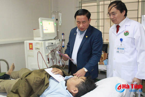 lanh dao ban nganh trung uong tinh ha tinh tang qua tet benh nhan dang dieu tri tai bvdk tinh