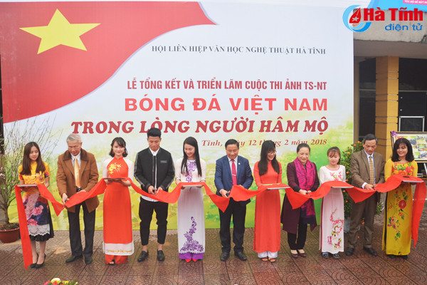 ha tinh trien lam cuoc thi anh bong da viet nam trong long nguoi ham mo