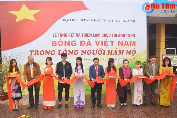 ha tinh trien lam cuoc thi anh bong da viet nam trong long nguoi ham mo