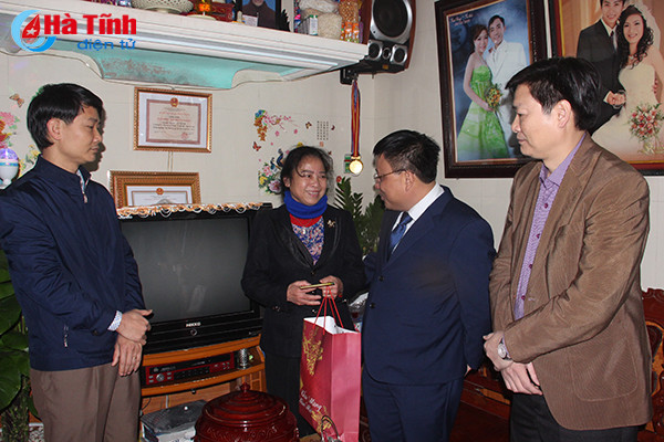 van phong ubnd tinh tang qua tet gia dinh chinh sach tieu bieu