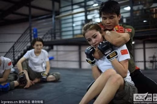 khi cac my nhan chiu bam dap de doi 