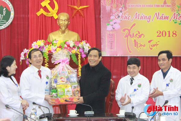 lanh dao ban nganh trung uong tinh ha tinh tang qua tet benh nhan dang dieu tri tai bvdk tinh