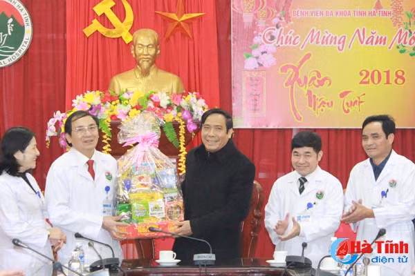 lanh dao ban nganh trung uong tinh ha tinh tang qua tet benh nhan dang dieu tri tai bvdk tinh