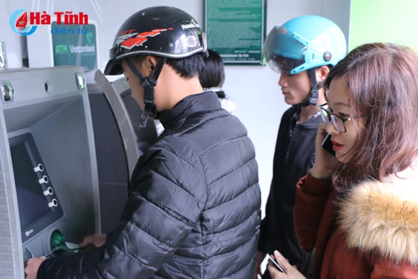 rong ran xep hang rut tien atm ngay can tet