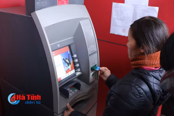 rong ran xep hang rut tien atm ngay can tet