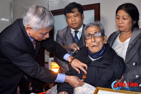 trao huy hieu 70 nam tuoi dang cho cu le van bich