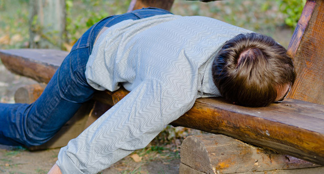 Biện pháp đơn giản nhất để giải rượu là uống nước. Ảnh: Brobible. meo giup ban nhanh tinh ruou