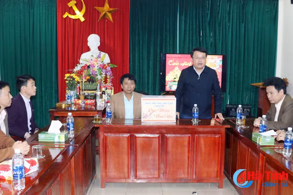 lanh dao tinh chuc tet giao nhiem vu cac don vi truc dem giao thua