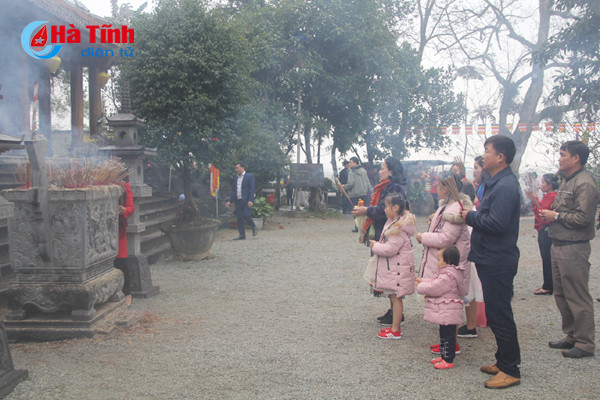 photo nguoi dan ha tinh nao nuc di le chua dau xuan