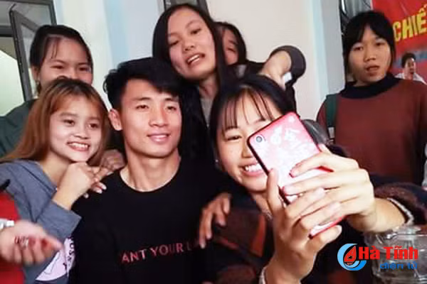 rat dong fan nu den nha chuc tet gia dinh trung ve bui tien dung