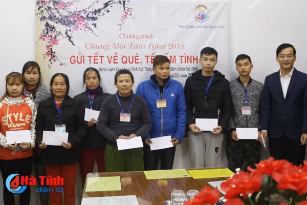 hon 100 trieu dong trao cac benh nhan ngheo kho khan