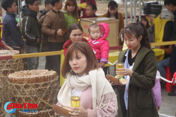 photo nguoi dan ha tinh nao nuc di le chua dau xuan