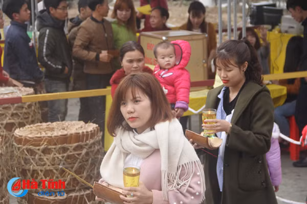 photo nguoi dan ha tinh nao nuc di le chua dau xuan