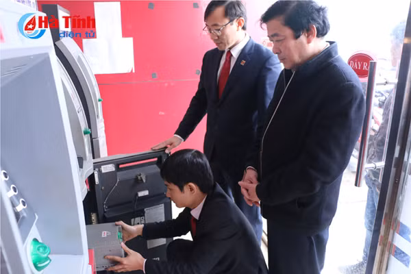 rong ran xep hang rut tien atm ngay can tet