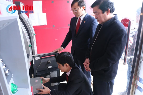 rong ran xep hang rut tien atm ngay can tet