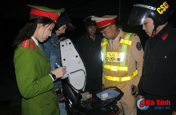 cong an thach ha xu ly hang chuc thanh nien vi pham atgt