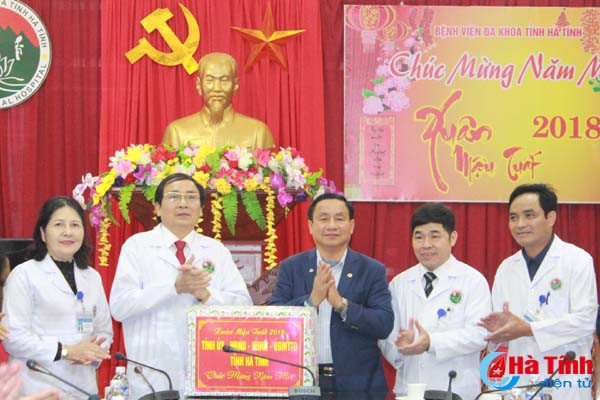 lanh dao ban nganh trung uong tinh ha tinh tang qua tet benh nhan dang dieu tri tai bvdk tinh