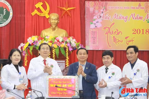 lanh dao ban nganh trung uong tinh ha tinh tang qua tet benh nhan dang dieu tri tai bvdk tinh