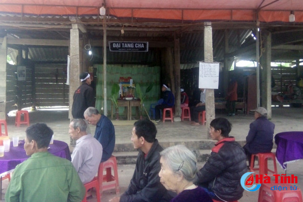 truy tim nhom thanh nien di o to xong vao nha chem nguoi tu vong