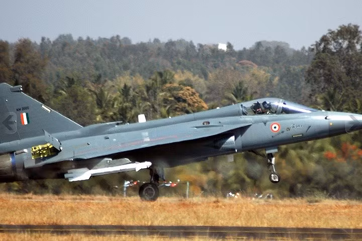 anh hoa luc dang gom cua may bay tiem kich da nhiem an do tejas