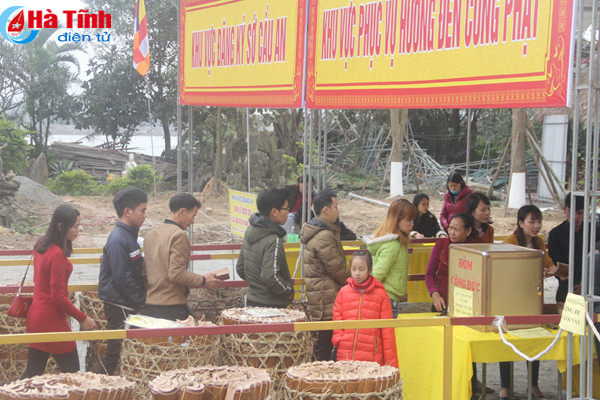 photo nguoi dan ha tinh nao nuc di le chua dau xuan