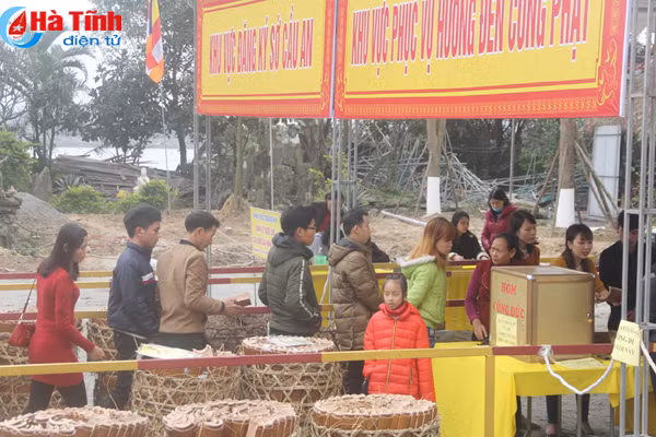 photo nguoi dan ha tinh nao nuc di le chua dau xuan