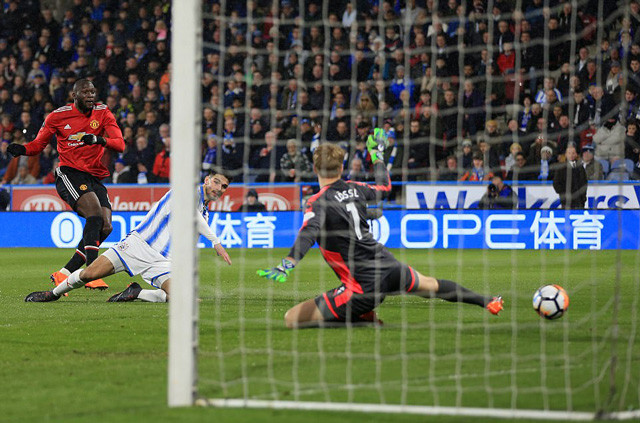 huddersfield 0 2 m u lukaku dua m u vao tu ket fa cup