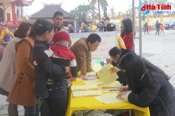 photo nguoi dan ha tinh nao nuc di le chua dau xuan