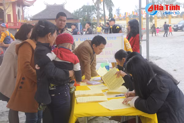 photo nguoi dan ha tinh nao nuc di le chua dau xuan