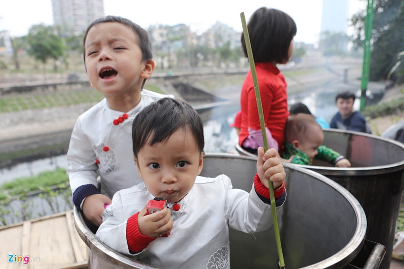 Trong ngày Tết, trẻ em Việt thường rất vui vì được mặc quần áo mới, mừng tuổi. Ảnh: Vũ Minh Quân. xuat hanh dau nam va nhung tuc le khong the thieu trong dip tet