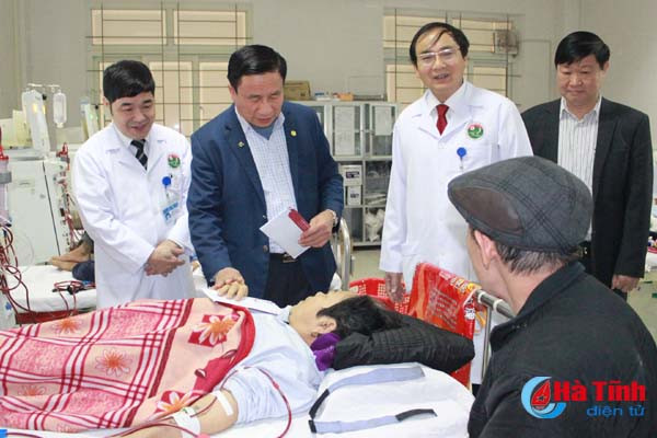 lanh dao ban nganh trung uong tinh ha tinh tang qua tet benh nhan dang dieu tri tai bvdk tinh
