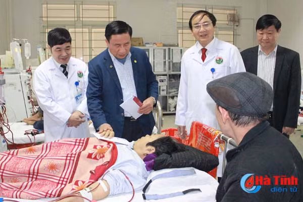 lanh dao ban nganh trung uong tinh ha tinh tang qua tet benh nhan dang dieu tri tai bvdk tinh
