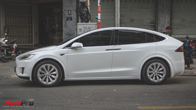 can canh chiec xe dien tesla model x p90d dau tien ve viet nam