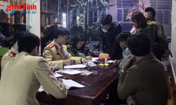 cong an thach ha xu ly hang chuc thanh nien vi pham atgt