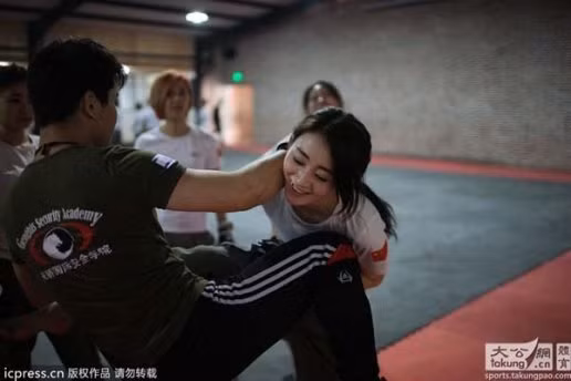 khi cac my nhan chiu bam dap de doi 