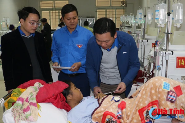 hon 100 trieu dong trao cac benh nhan ngheo kho khan