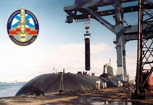 Việc chuyển tên lửa R-39 xuống giếng phóng trên tàu ngầm lớp Akula cần phải có một hệ thống cần cẩu hạng nặng. Ảnh: Wikimapia ly do nga cho quai vat bien duoi long dai duong akula nghi huu