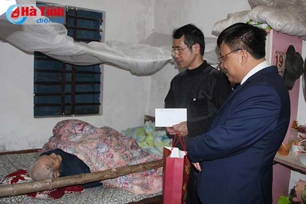 van phong ubnd tinh tang qua tet gia dinh chinh sach tieu bieu