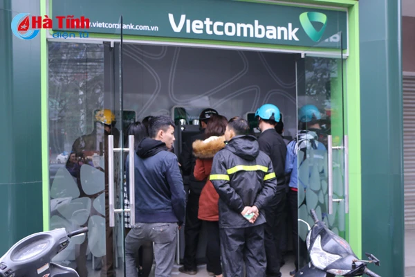 rong ran xep hang rut tien atm ngay can tet