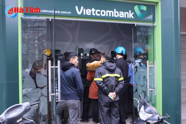 rong ran xep hang rut tien atm ngay can tet