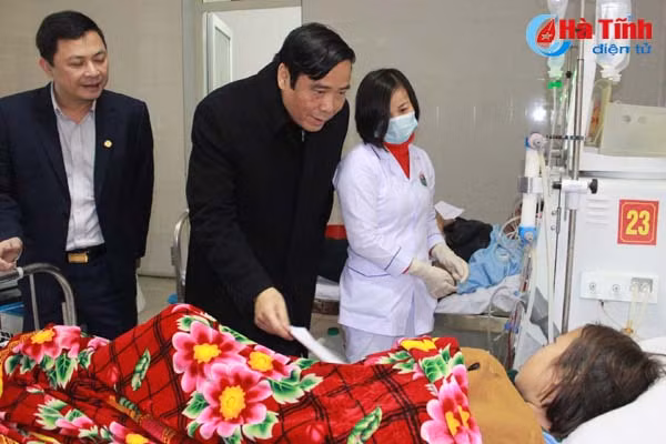 lanh dao ban nganh trung uong tinh ha tinh tang qua tet benh nhan dang dieu tri tai bvdk tinh