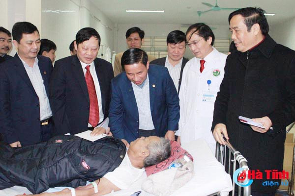 lanh dao ban nganh trung uong tinh ha tinh tang qua tet benh nhan dang dieu tri tai bvdk tinh