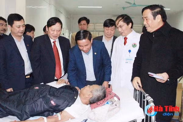 lanh dao ban nganh trung uong tinh ha tinh tang qua tet benh nhan dang dieu tri tai bvdk tinh
