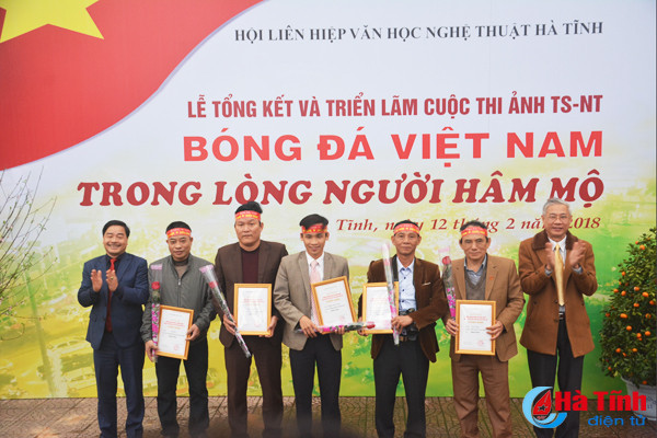 ha tinh trien lam cuoc thi anh bong da viet nam trong long nguoi ham mo