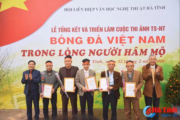 ha tinh trien lam cuoc thi anh bong da viet nam trong long nguoi ham mo