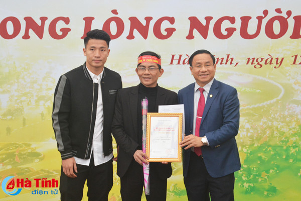 ha tinh trien lam cuoc thi anh bong da viet nam trong long nguoi ham mo