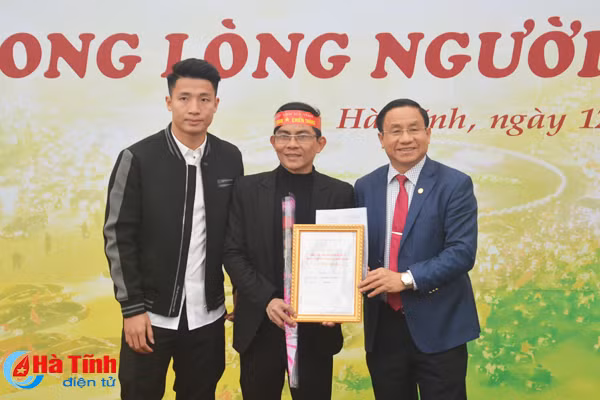 ha tinh trien lam cuoc thi anh bong da viet nam trong long nguoi ham mo